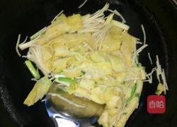 金针菇炒鸡蛋饼的做法图解5
