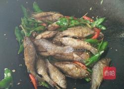 辣椒炒小鱼的做法图解13