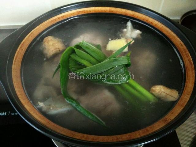 大火煮沸后，加入一勺料酒和葱结，再加少许醋，盖上盖，转小火炖煮一个半小时，木耳可以此时加入也可以煮一个小时以后加入。