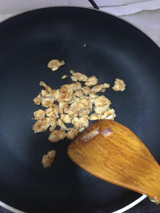 鸡胸肉入锅翻炒  鸡胸肉提前用盐黑胡椒料酒生抽腌制半小时 入味上色