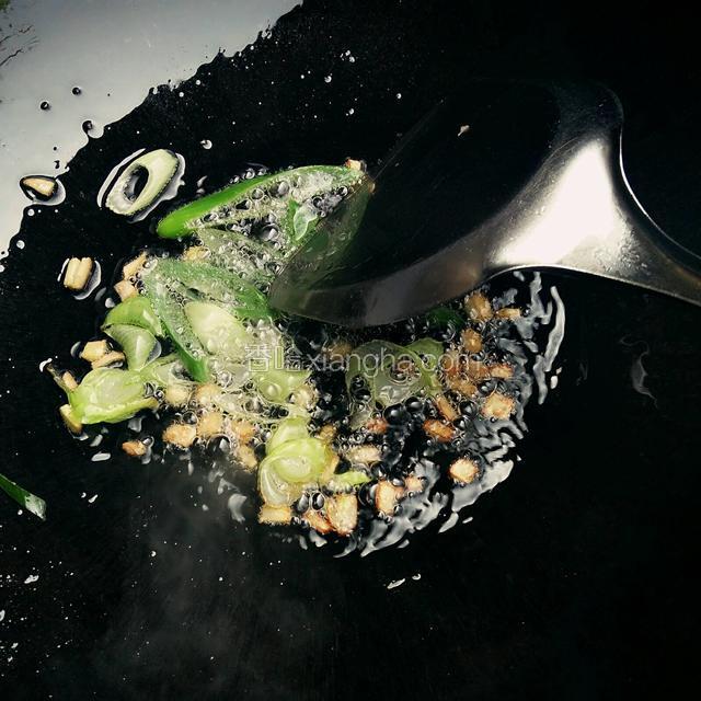 锅中留底油，炒香葱白和姜末