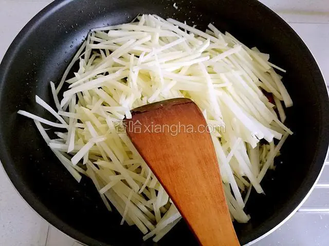 加入土豆丝翻炒。