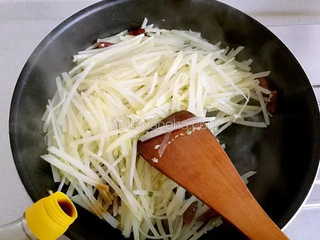 煸炒约2分钟后，将醋沿着锅边淋入。