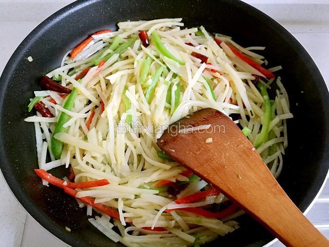 翻炒均匀即可关火。
