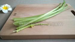 凉拌芹菜的做法图解1