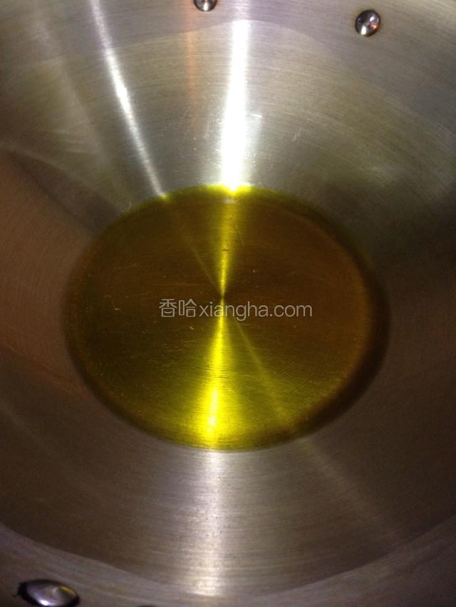 锅内放入适量的油（比一般的青菜稍多一些）。