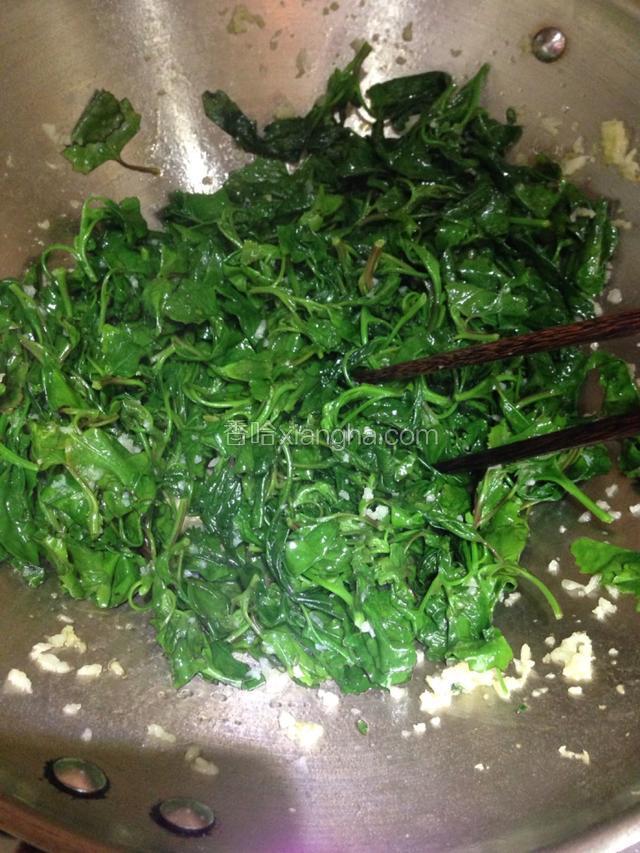 用筷子炒匀，调入适量的盐和鸡精。