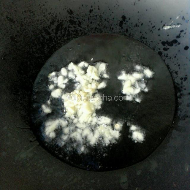 锅里倒油爆香蒜末