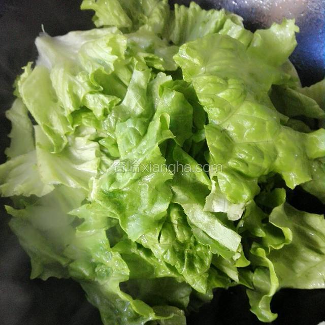 放入生菜翻炒