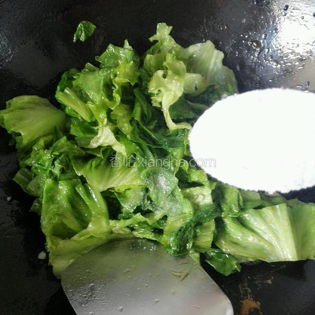 菜叶软了以后放少许味极鲜，蚝油，盐调味