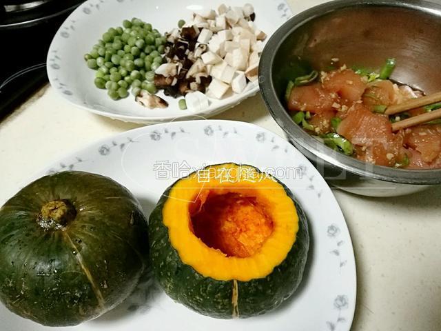 鸡肉洗净切成小丁 放入葱姜末 少许生抽和生粉腌制备用 香菇和杏鲍菇都切成小丁  将南瓜靠近顶端的1-2公分的地方切开 将南瓜的瓜瓤和瓜籽掏干净 待用