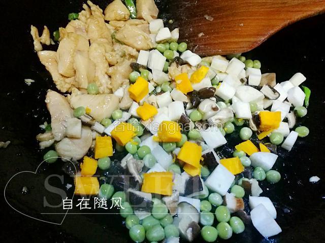 将肉丁和蘑菇丁青豆炒一下 放少许盐 适量黑胡椒酱 不必炒熟 出了香味就关火
