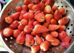 冰糖草莓的做法图解2