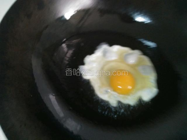 油烧热将鸡蛋两面煎熟