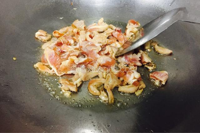 准备好所有材料后，起锅热油入肉片煸香
