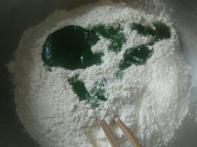 把打好的菠菜糊一点一点加入面粉里，千万不要一次性都倒里。