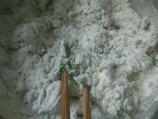 倒里后用筷子搅拌成絮状