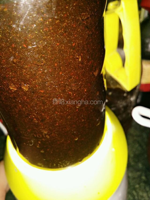 加些凉白开水，启动料理机把桑椹打成泥