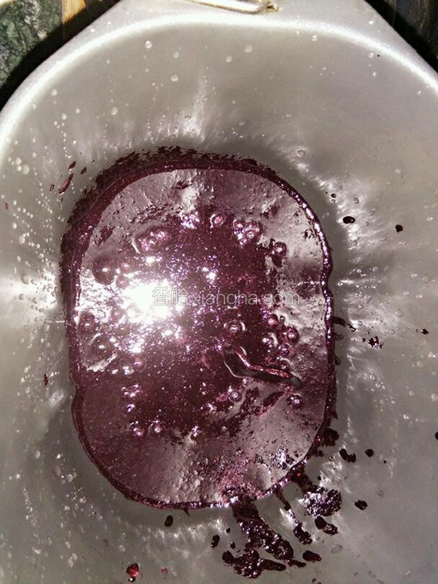 磨好的桑椹果泥放入面包机里，启动果酱程序