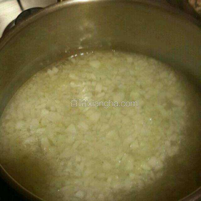 煮至透明加少许盐，鸡汤块，少许胡椒粉调味，调入水淀粉，边加边搅动。