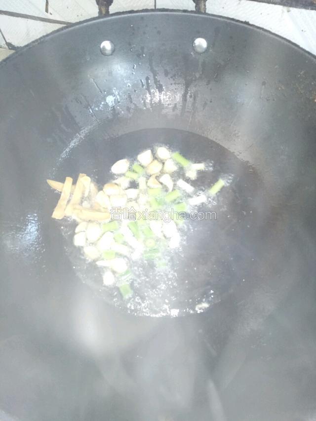 干锅放油烧热放葱姜蒜炒香