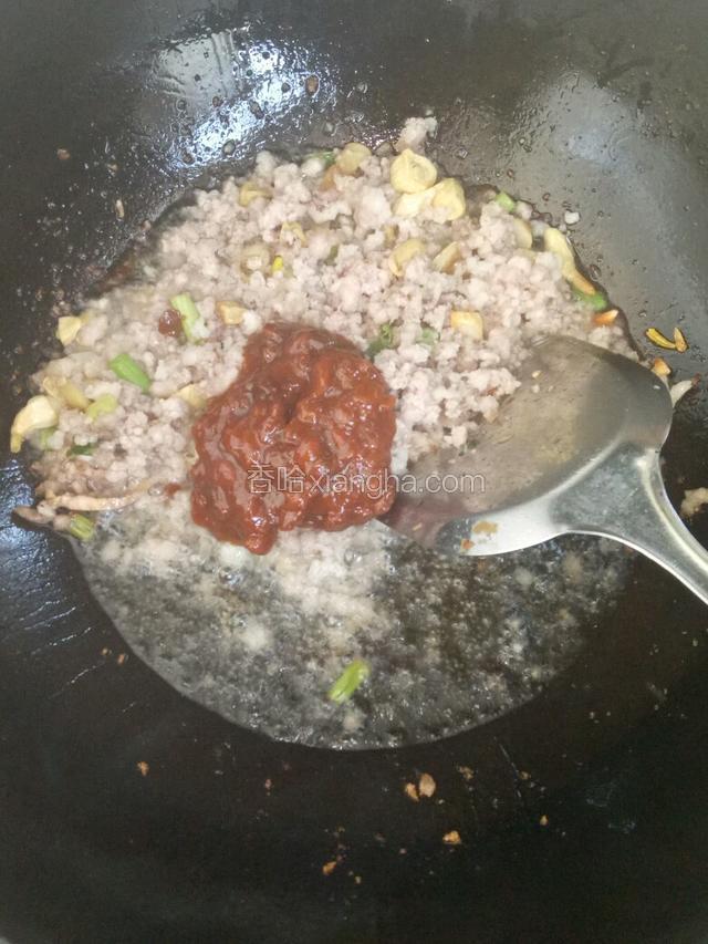 然后放豆瓣酱炒香