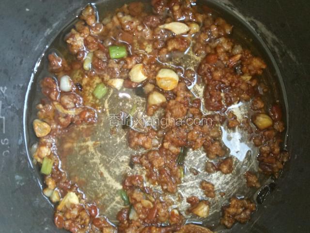 放一半肉沫铺底