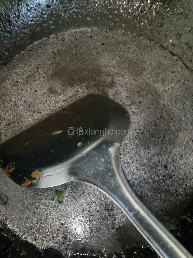 炒肉沫的锅倒入半碗水涮一下倒入电饭锅中