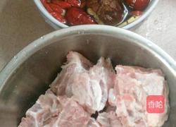 排骨边药材汤的做法图解1