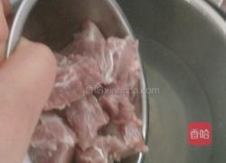 排骨边药材汤的做法图解2