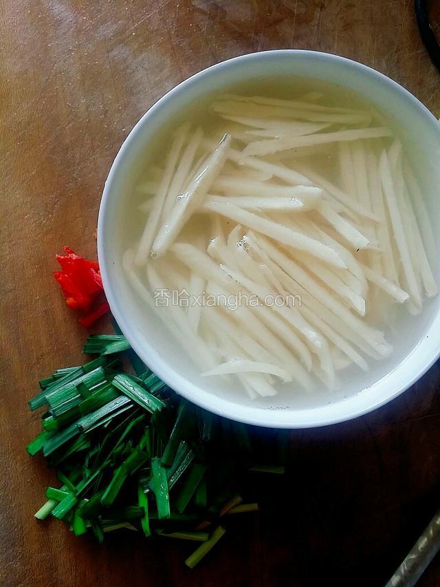 莲藕削去外皮儿，所有食材切小段，切好的藕丝要泡水