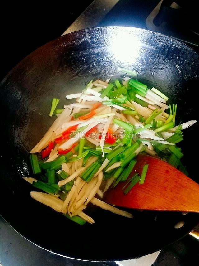 莲菜八成熟时放入，韭菜和彩椒继续翻炒