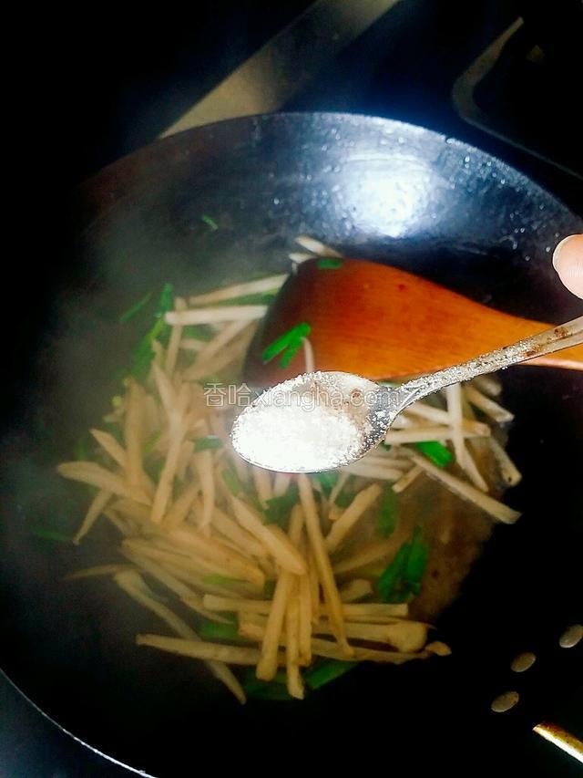调入盐、醋、五香粉翻拌均匀