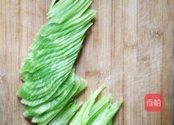 韭菜炒莴苣的做法图解2