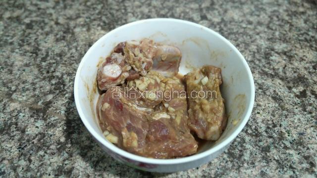 拌匀腌制20分钟。