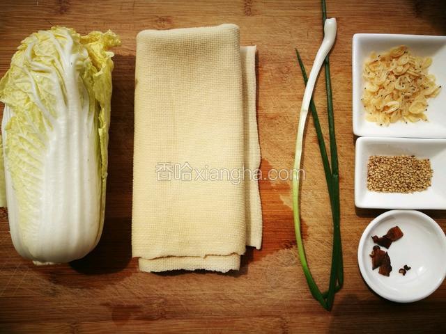 准备好所有食材和辅料