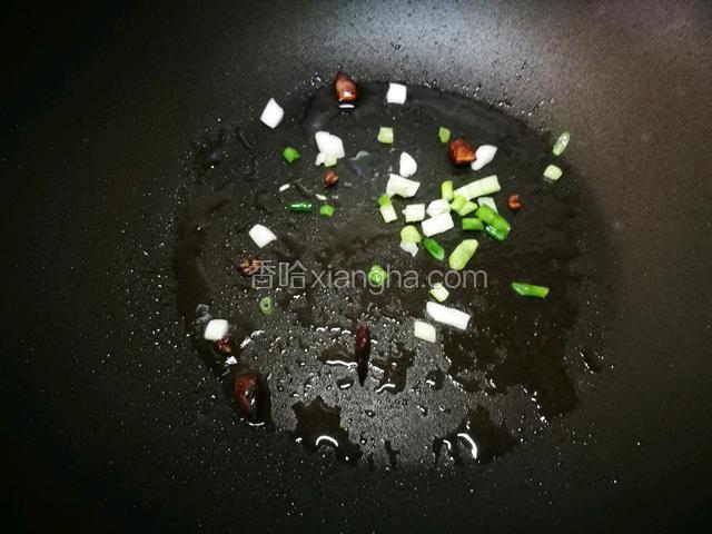 再放入葱白爆香