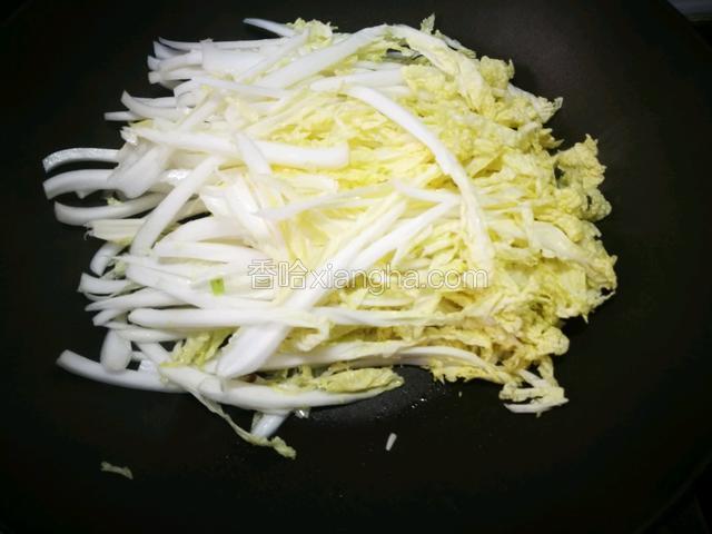 随后放入娃娃菜翻炒片刻
