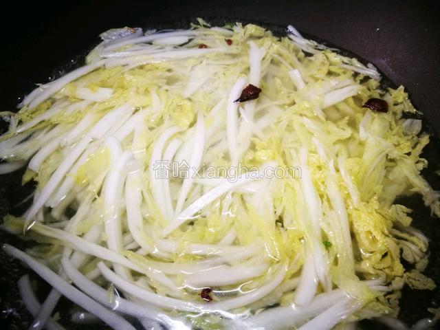 加水没过娃娃菜1.5cm左右，保持大火烧开