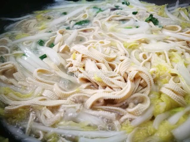 最后加些香菜和香葱，煮开出锅