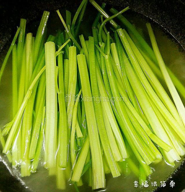 锅中烧开水，芹菜焯下水。