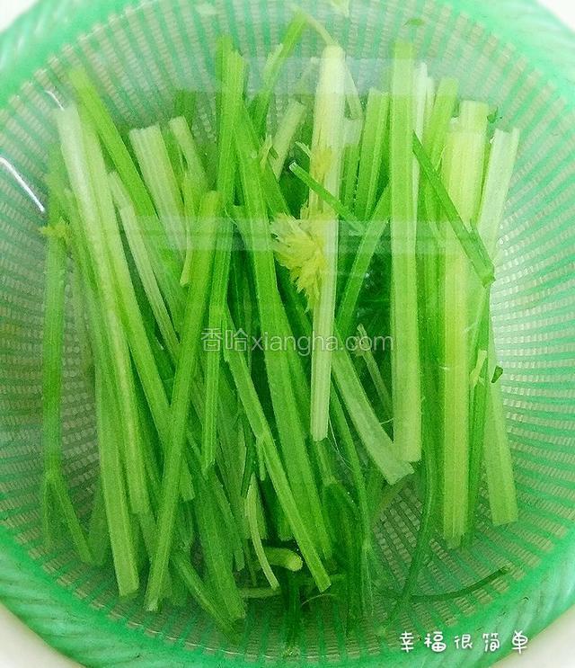 焯好水的芹菜，浸入凉水泡凉。