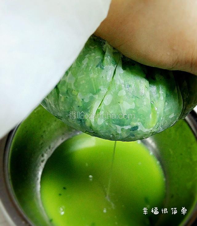 双手用力挤尽水份。