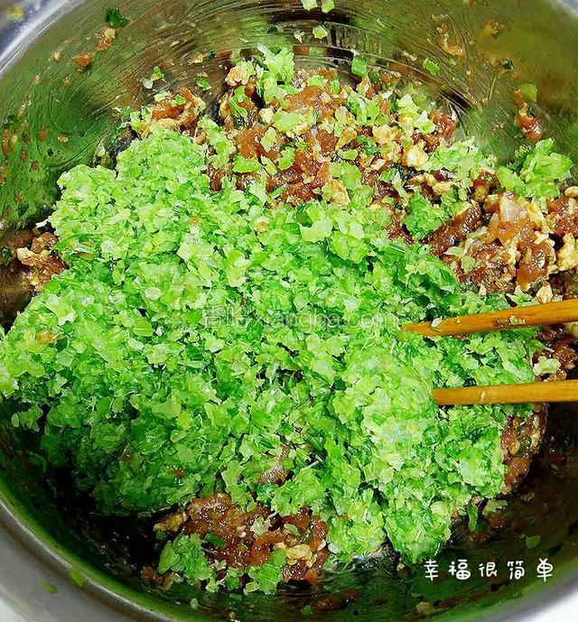 将挤尽水份的芹菜沫，倒入肉沫盆中。