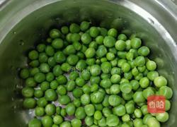 西红柿炒豌豆的做法图解1