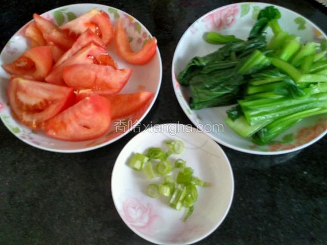 蕃茄切瓣，油菜氽水后切段，葱切花。