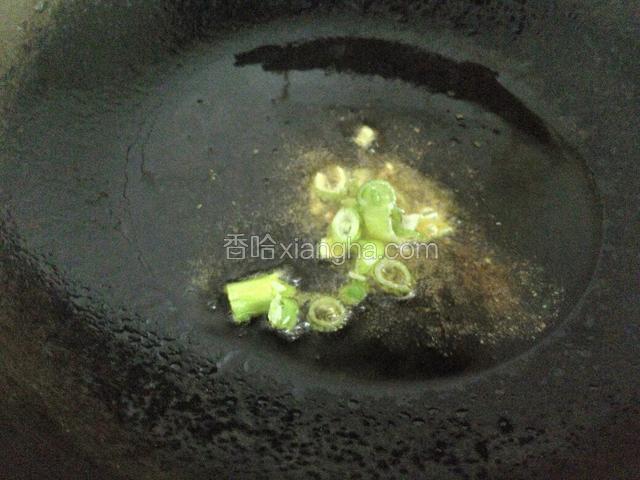 坐锅添油，小火炒香花椒粉和葱花。