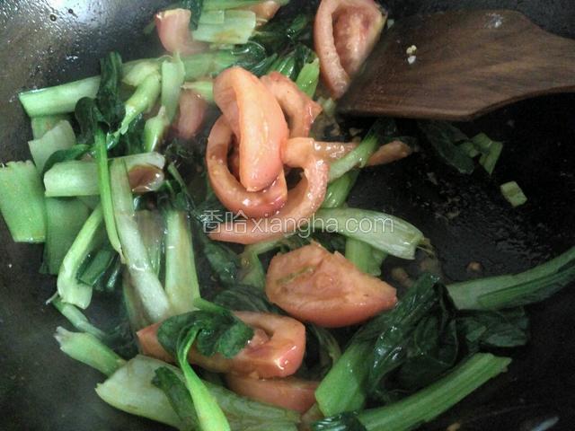 放菜叶加蚝油，鸡精全部炒匀后，出锅。