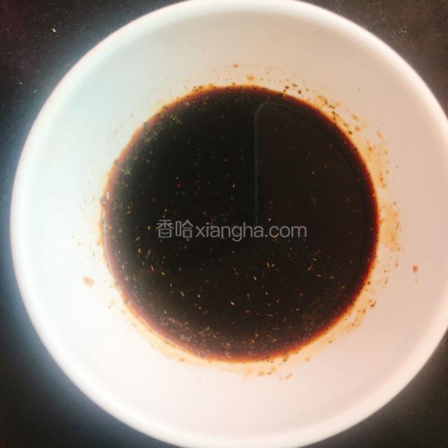 将蚝油、味极鲜、老抽、胡椒粉、味精放入碗中，倒入少许温水化开作为调味汁。