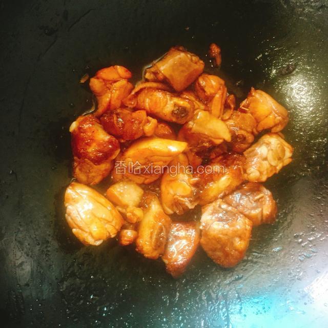 煸炒至鸡肉块上色。